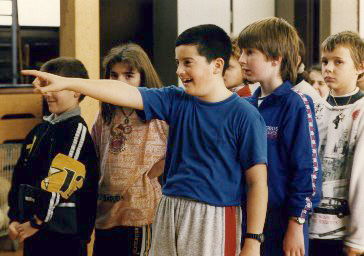 Bub zeibt auf ein M&auml;dchen und lacht