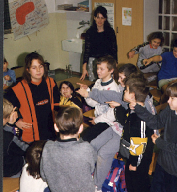 M&auml;dchen, das von Mitsch&uuml;lern ausgelacht wird