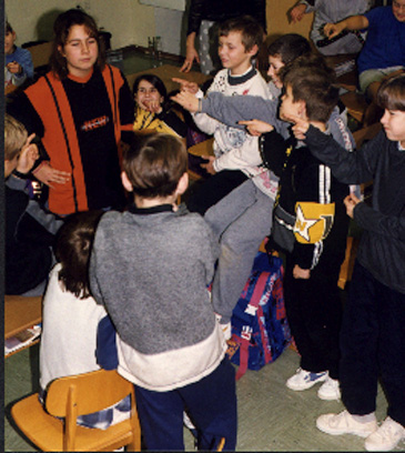 M&auml;dchen inmitten ihrer Mitsch&uuml;ler, die sie auslachen