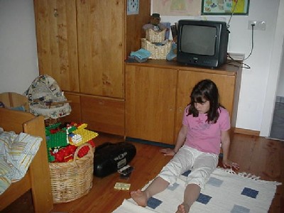 M&auml;dchen im Zimmer und langweilt sich