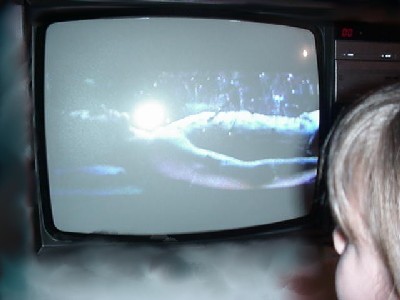 M&auml;dchen beim Fernsehschauen