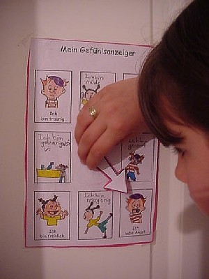 M&auml;dchen stellt ihren Gef&uuml;hlsanzeiger ein