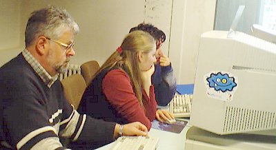 Sch&uuml;lerinnen und J. Huber im "Netland"