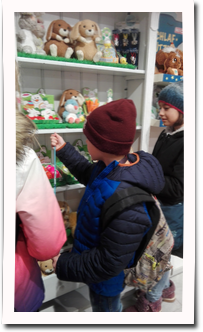 Gianluigi sucht nach einem interessanten Spielzeug