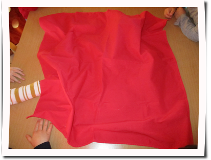 4. Kinder ertasten Gegenst&auml;nde