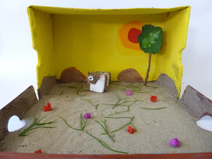 Mein Objekt ist eine W�ste bei Tag. Diese habe ich mit einem Baum, Blumen und einem Kamel ausger�stet. Der Baum ist bei einem Faden angebunden und schwebt in der Luft. Der Baumstamm besteht aus einem dicken braunen Faden, die Bl�tter sind aus Stoff.