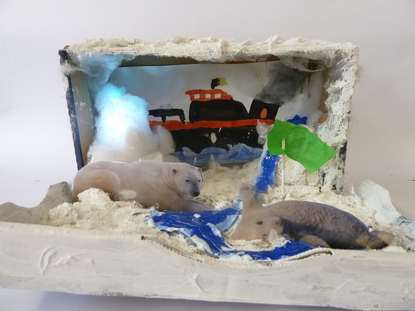 Wir haben die Arktis dargestellt. Wir h�hlten ein St�ck Styropor aus, fixierten darin eine LEDlampe und klebten gr�ne Folie dar�ber, sodass wir die Polarlichter darstellen konnten.