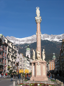 Annas&auml;ule in Innsbruck &ndash; Statuen von Cristoforo Benedetti (Foto A. Prock)