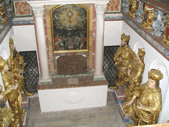 Graf Meinhard II. beim &Ouml;sterreichischen Grab in Stift Stams (Foto A. Prock)