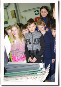 Diese Maschine faltet die Bl&auml;tter und heftet sie zusammen.