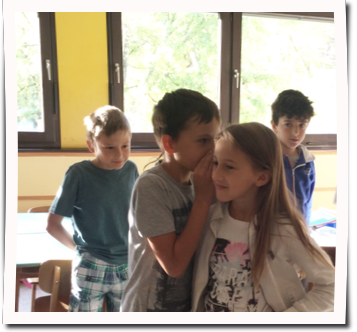 Nikolas fl&uuml;stert Jana einen Wunsch ins Ohr