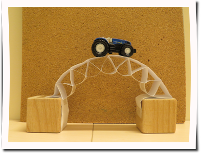 4 gebogene Papierbr&uuml;cke