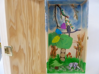 Ich habe eine Holzschachtel verwendet, weil Holz gut zum Thema Wald passt. B�ume aus Karton und echtem Holz, sowie �ste, Bl�tter und ausgeschnittene Tiere schm�cken den Innenraum. Der Hintergrund ist blau und gr�n.